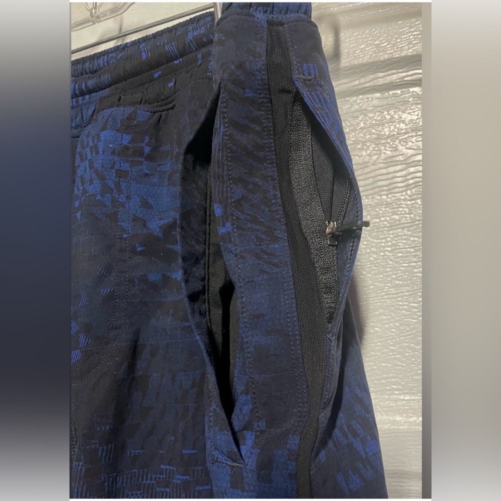 Lululemon Blue Patterned Shorts - Picture 3 of 6